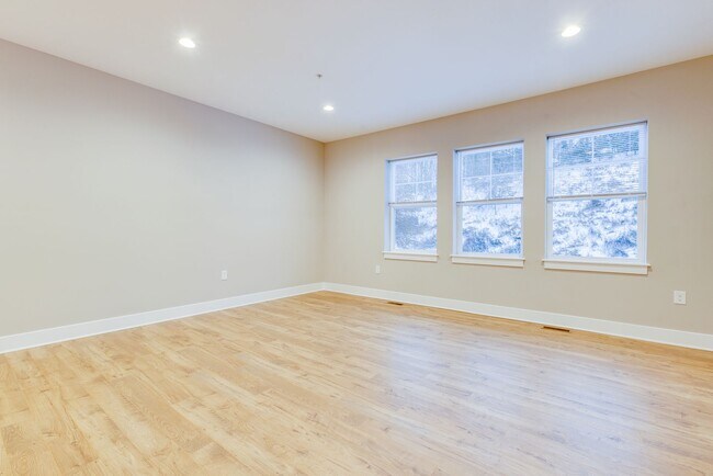 Building Photo - 3 Bedroom End Unit Townhouses in Franklin ...