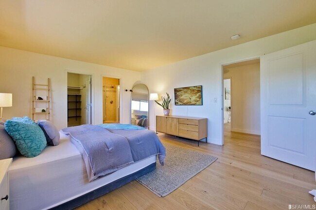 Building Photo - 542 Brewster Ave