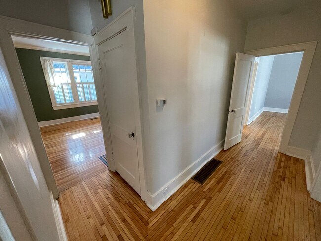 Building Photo - 2BR Cottage in Woodmont/West End