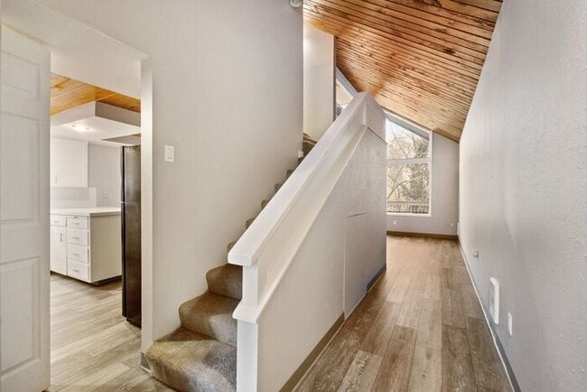 Building Photo - Beautiful Rustic-Style 1-bedroom Apartment...