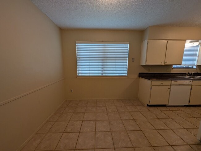 Building Photo - Location!! 1 Mile to Landa Park / Close to...