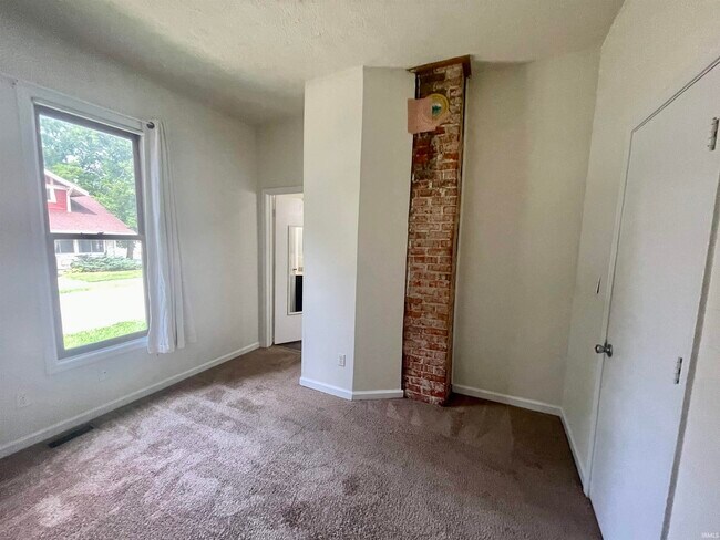 Building Photo - 200 E 2nd St