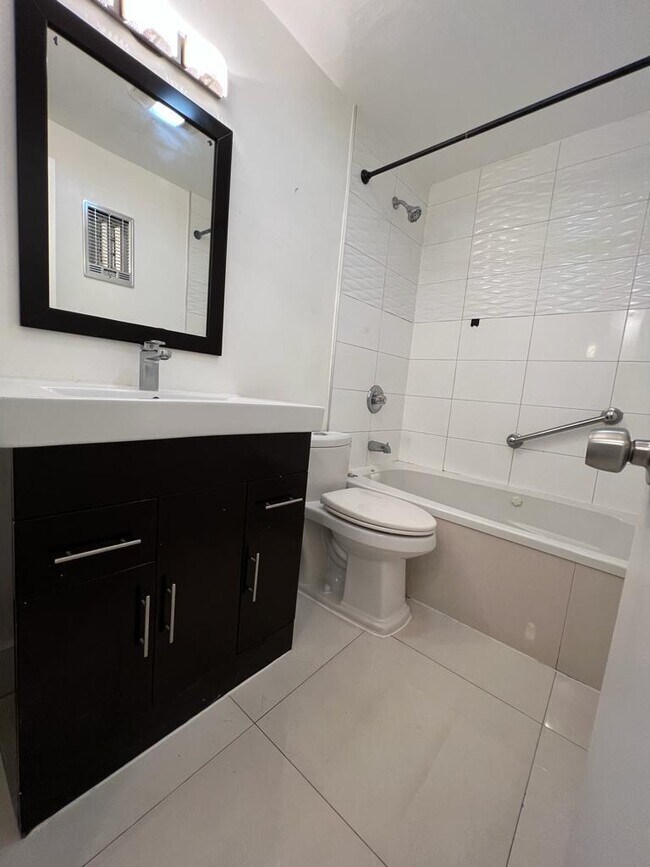 Building Photo - 1560 NE 127th St