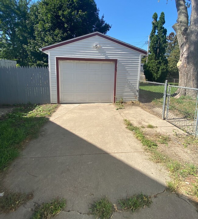 Building Photo - Beautiful 4 Bedroom Single Home