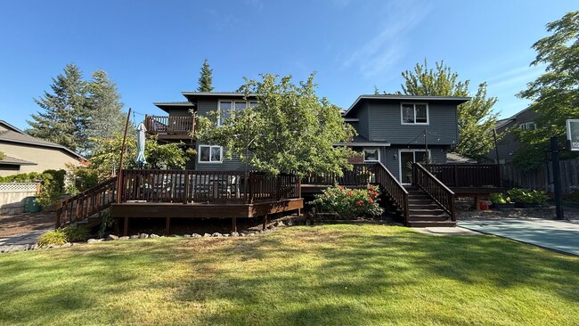 Building Photo - Pristine Single-Family Home in the Heart o...