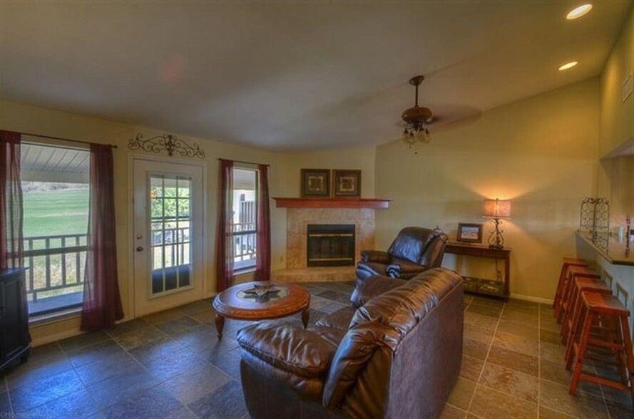 Living Room (picture with furniture for visualization only) - 112 Lachite