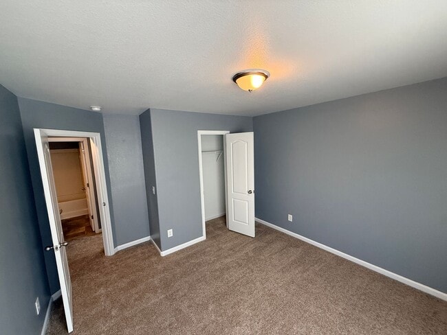 Building Photo - Beautiful Townhome in Charlotte, minutes from the airport