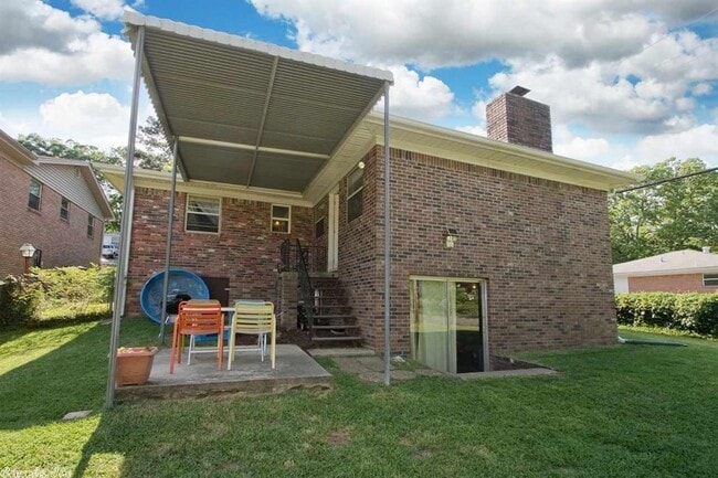 Building Photo - 823 N Bryan St