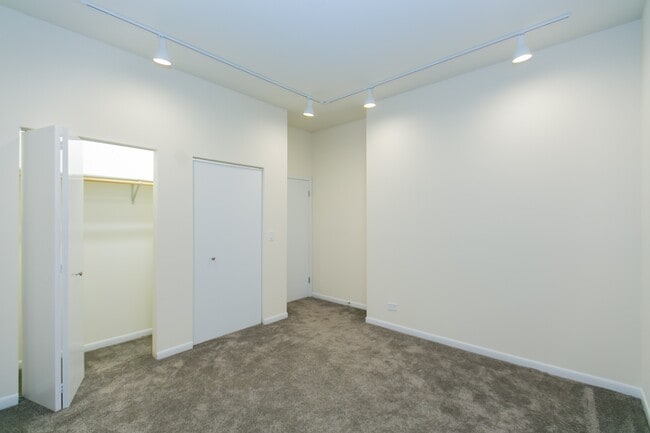 Building Photo - 2324 N Clark St