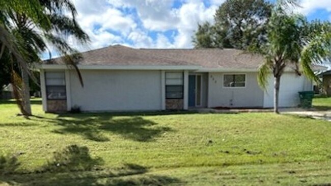 Primary Photo - Spacious Rooms~Sunny~Large Yard~3Beds2Bath...