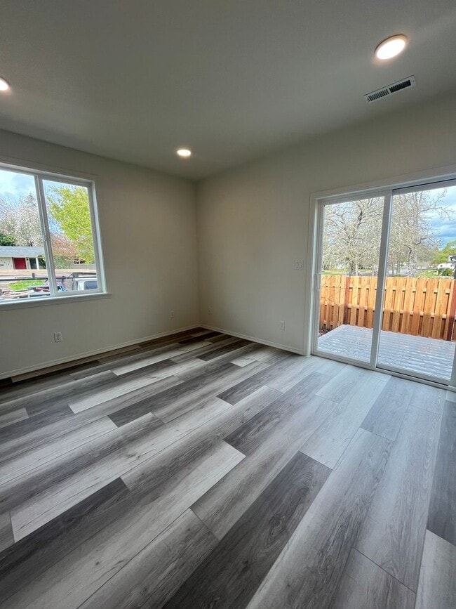 Building Photo - 3-Bedroom 2.5-Bathroom Townhouse in Friendly Neighborhood