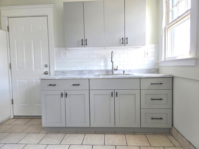 Building Photo - 108 Concord St