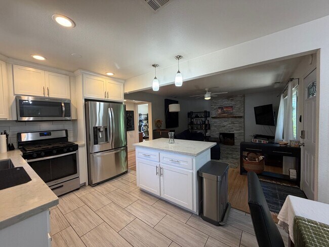 Building Photo - Fully Furnished 3BR/2BA Sacramento Home |  Flexible 3–12 Month Leases