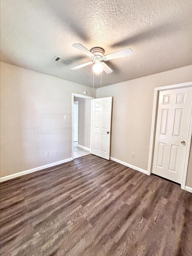 Building Photo - 3-Bedroom, 2-Bathroom Home in Convenient L...