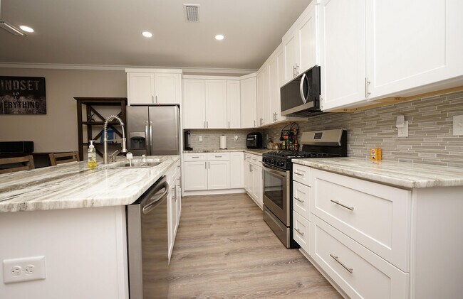 Building Photo - 6 Praiseworthy Dr