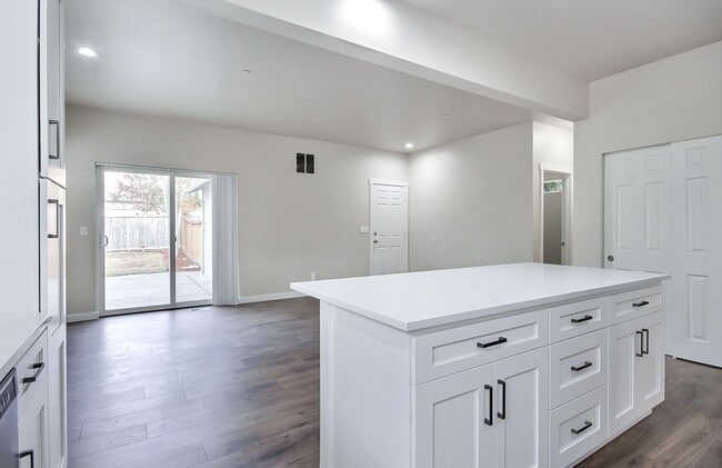 Building Photo - Updated, DuPont 3 BR home with AC for rent.