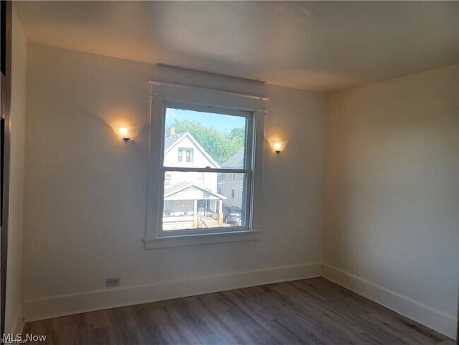 Building Photo - 112 N Portland Ave