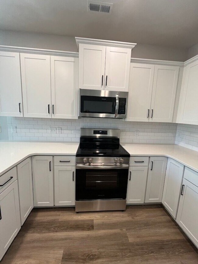 Building Photo - Brand New 3 bedroom 2.5 bath townhome in Leland area