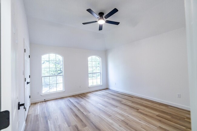 Building Photo - 7625 Shadow Wood Dr