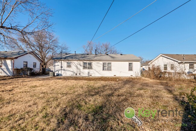 Building Photo - 3 Bedroom 2 Bathroom Family Ready Home