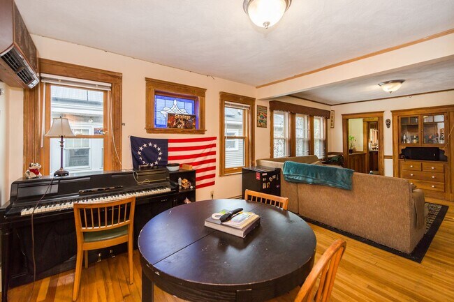 Building Photo - 6 bed in Mission Hill