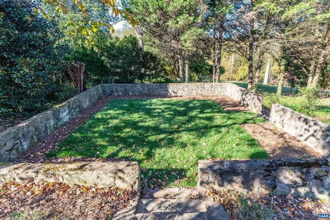 Building Photo - 640 Ivy Ln