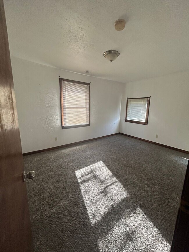 Building Photo - Updated 2 Bed 1 Bath House!!
