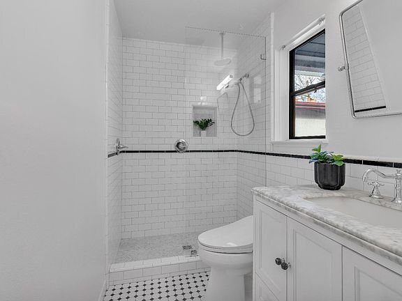 Building Photo - 2410 G St