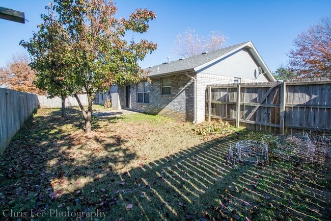 Building Photo - Very Well Kept 3BR/2BA home in Wedington Area! Great location, great yard! Ready for showings!