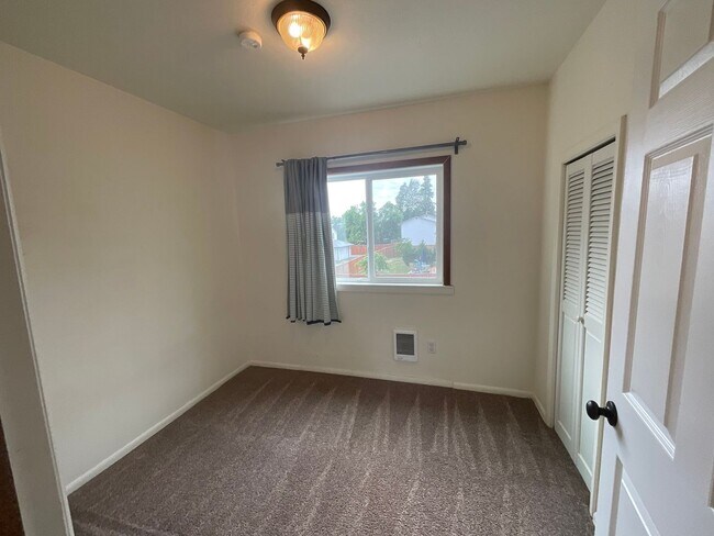 Building Photo - 3 Bed, 2 Bath Home with 2- Car Garage/Shop...