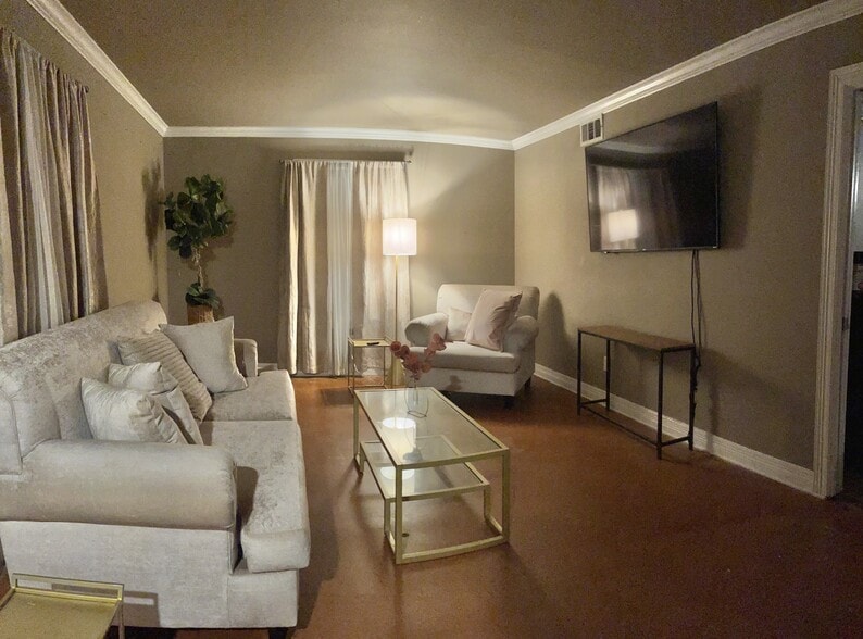 Building Photo - 2512 Parham Dr