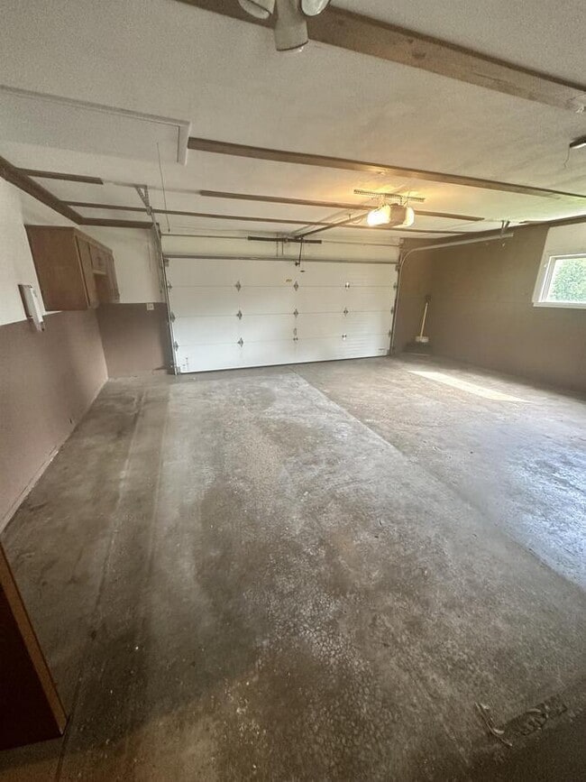 Building Photo - 2071 Maple Rd