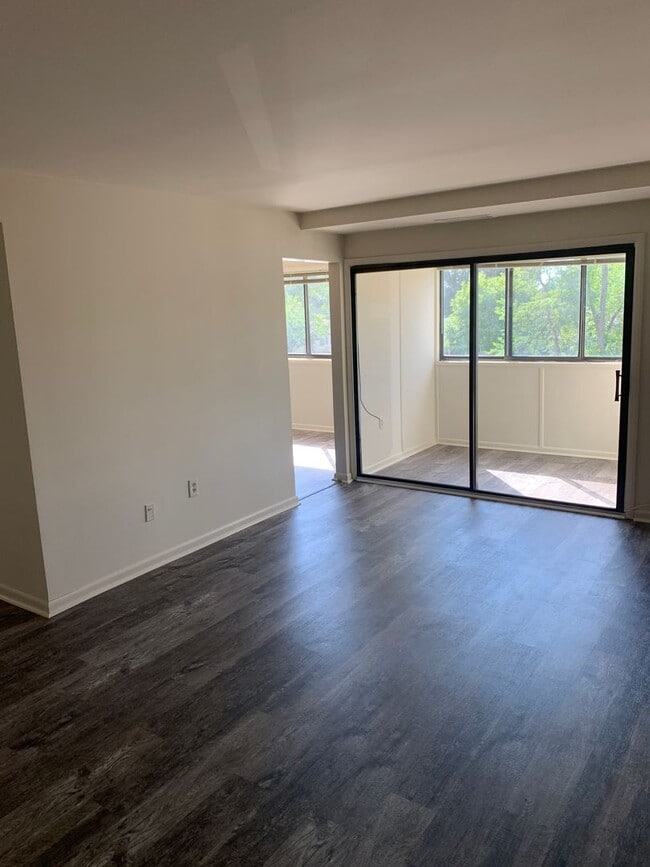 Building Photo - 2-Bedroom Condo with Patio & Pool Access i...