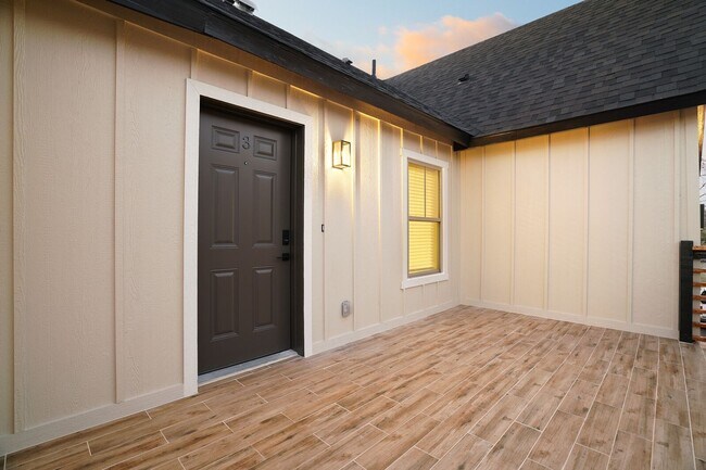 Building Photo - All Units Are Available With Brandnew Full Appliance Package