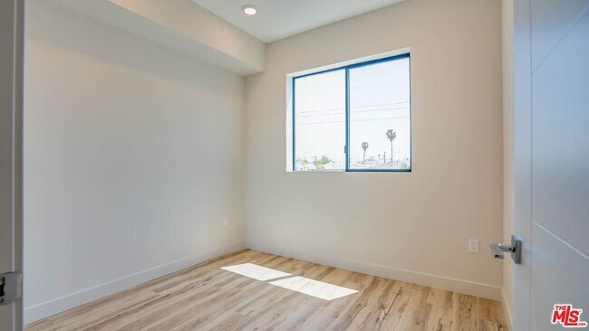 Building Photo - 1540 S Hayworth Ave