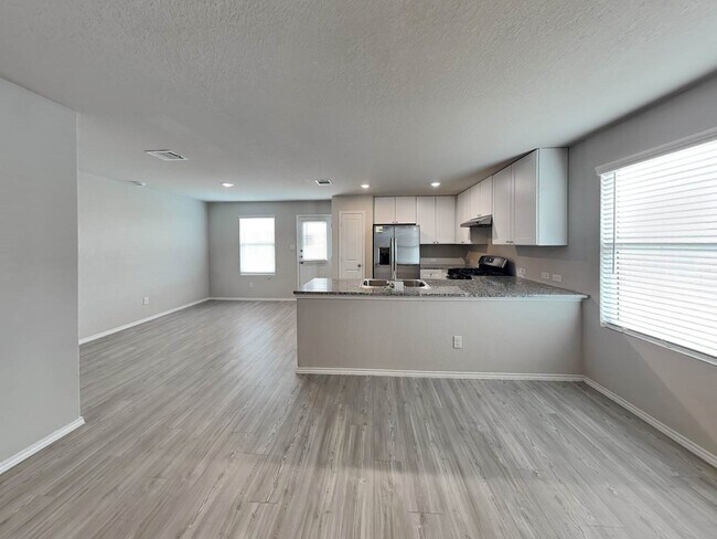 Building Photo - 3238 Kornberg Dr