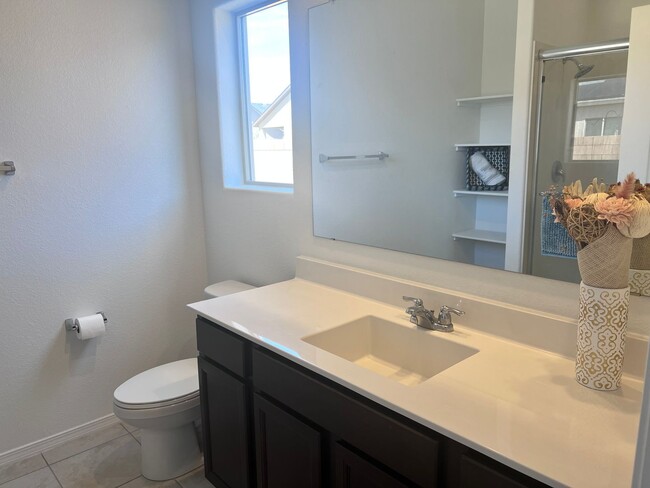 Building Photo - Newer 4 Br, 2 Ba, with the major appliance...