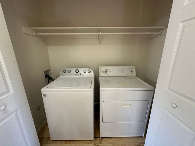 Building Photo - 2 Bed, 1.5 Bath Townhome in the Meadows