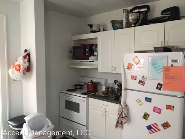 Building Photo - 2021 University Ave