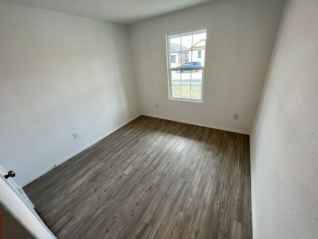 Building Photo - Beautiful 4-Bed 2-Bath Home in the Fabulou...