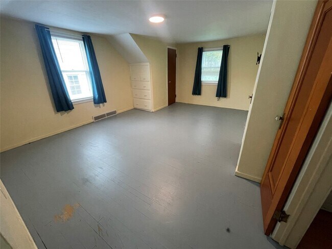 Building Photo - 412 Lyndale Dr