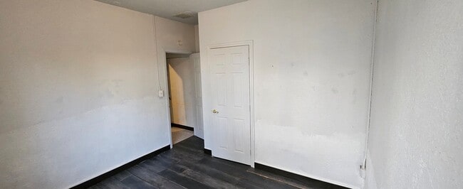 Building Photo - 433 Wall St