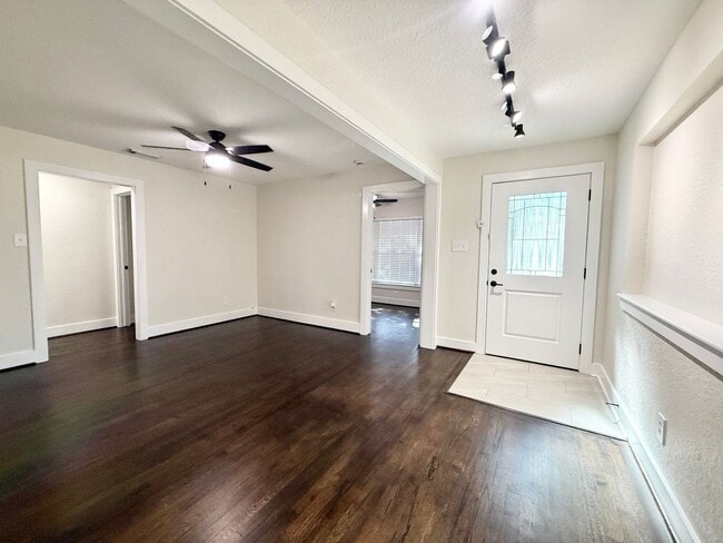 Building Photo - Incredible 5/2 Home in Lake Jackson! Lots ...
