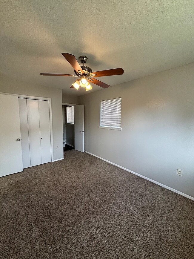 Building Photo - 1220 Twin Lakes Dr