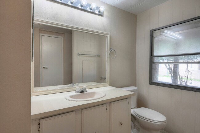 Building Photo - 13904 Anchor Ct