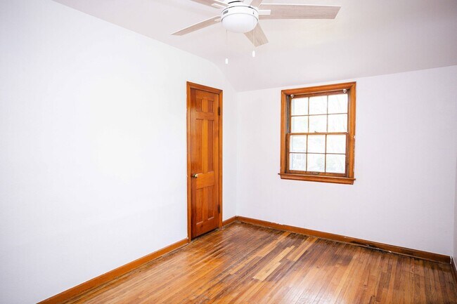 Building Photo - Beautiful three bedroom home with fenced i...