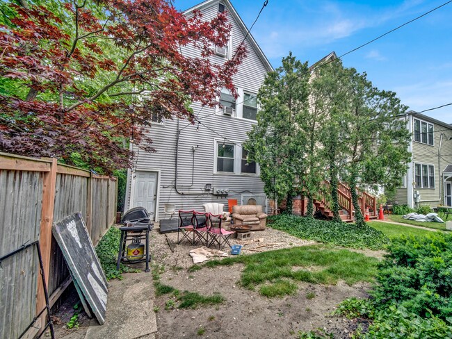 Building Photo - 2026 Maple Ave