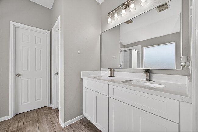 Building Photo - 2111 Castle Gardens Ln