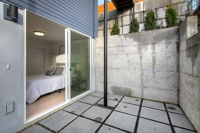 Building Photo - 2Bd/2Ba Seattle Townhouse
