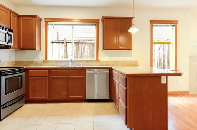 Building Photo - Updated Townhouse Near Fauntleroy Park with Private Suites and Parking